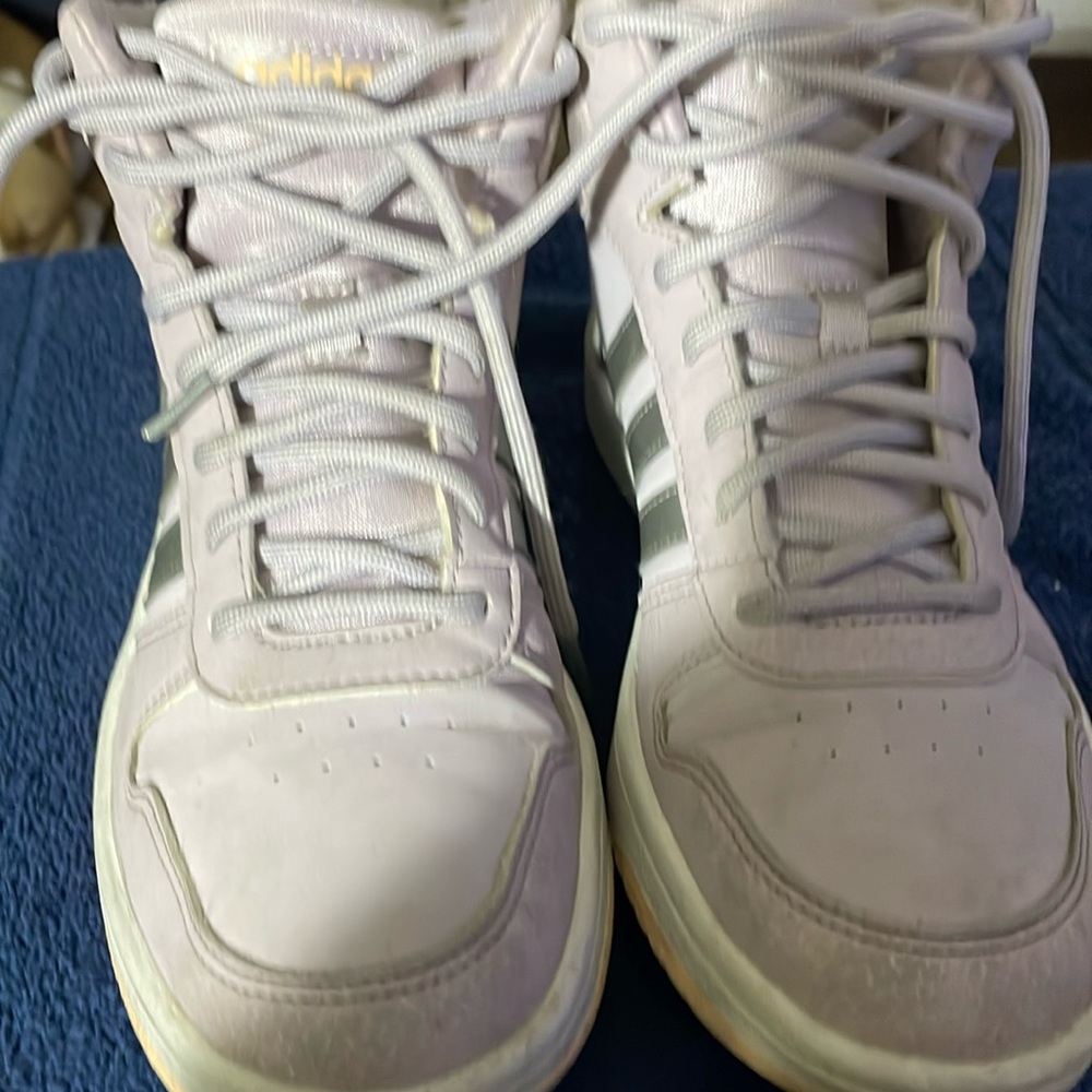 A girls size 4 1/2 lavender high top Adidas
